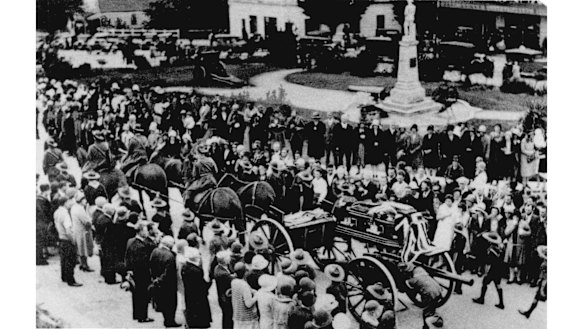 The people of Lilydale pay their last respects as Melba’s flag-draped coffin passes by.