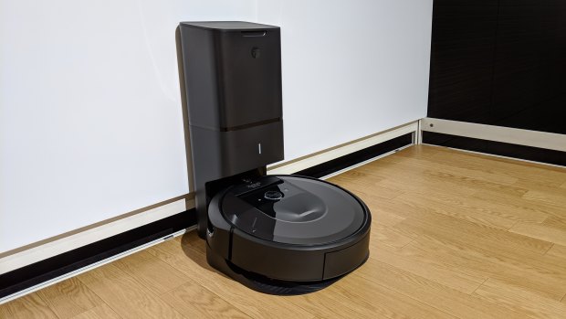 The Roomba i7+ and its automatic dirt disposal clean base.