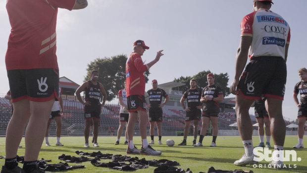 Bennett addresses Dolphins players at training.