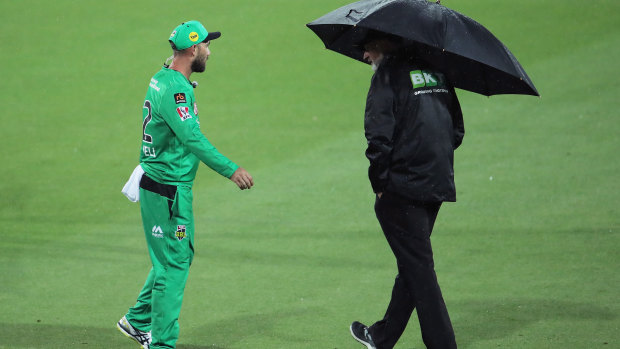Stars captain Glenn Maxwell speaks to an umpire after play was suspended due to rain. The match was eventually abandoned.