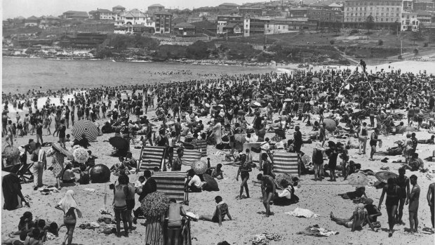 A crowded Bondi Beach during the January 1939 heatwave.