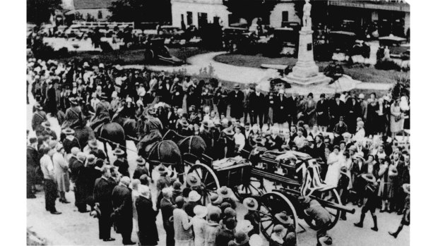 The people of Lilydale pay their last respects as Melba’s flag-draped coffin passes by.