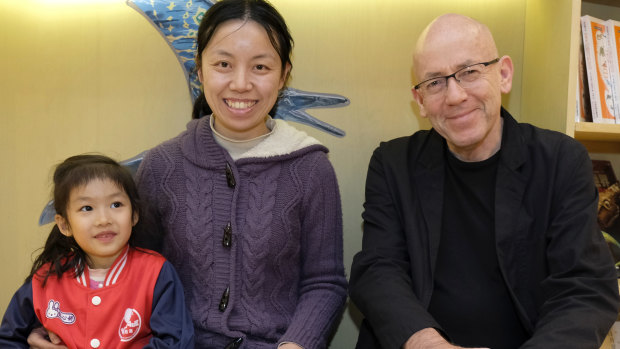 Morris Gleitzman with 5-year-old Beijing reader Zhang Xinyan and her mother Dong Wenfang, at Beijing Happy Space. 