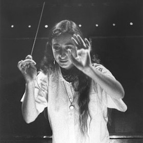 Simone Young in 1987 conducting the Australian Opera.