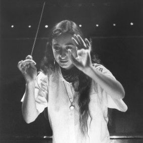 Simone Young in 1987 conducting the Australian Opera.
