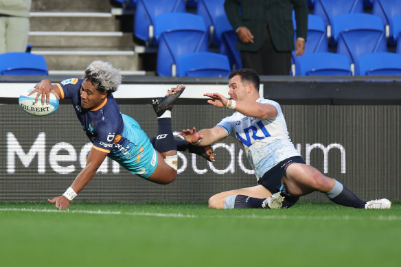 Moana Pasifika's Lotu Inisi scores a try against the Waratahs. 