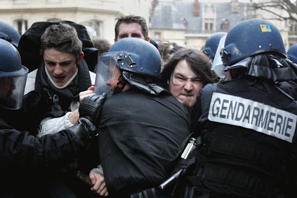 In 2006, Unef helped lead the nationwide protests aginst new youth labour laws, which obliged then-president Jacques Chirac to back down. 