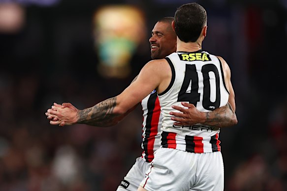 Max Hall (nº 40) do Saints comemora com Bradley Hill of Saints após chutar um gol.