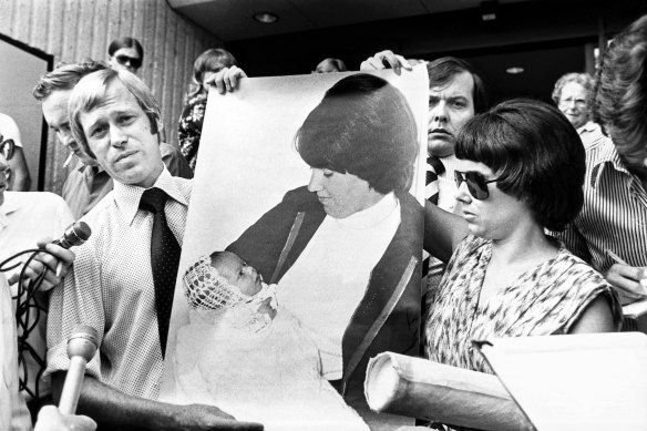 Lindy Chamberlain and Michael Chamberlain with a photo of baby Azaria Chamberlain on the steps of Alice Springs Courthouse after the first inquest into her death, February 1981.