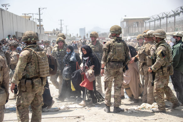 In an image provided by the Ministry of Defence, the British armed forces work with the US military to evacuate
eligible civilians and their families from Kabul. 