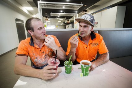 Oliver’s is trying to provide healthy food to truckies and long-distance travellers, offering steamed beans instead of deep-fried chips. 