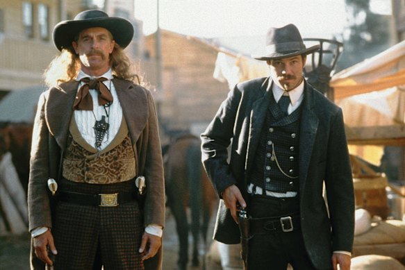 Keith Carradine (à esquerda) como Wild Bill Hickok e Timothy Olyphant como o xerife Seth Bullock em Deadwood.