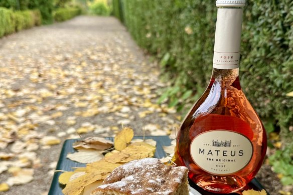 Guided by nostalgia… a bottle of Mateus Rosé and  apple crumble.