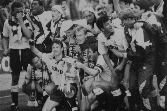 加里莱因克尔（左）在 1991 年担任足总杯冠军托特纳姆热刺队的队长。