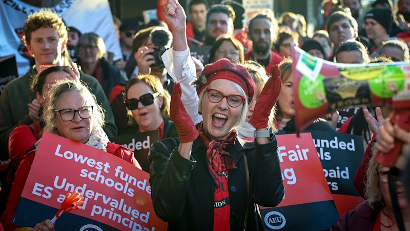 Victorian teacher strike live updates: School closures, rally updates and parent guide during the state’s first government-school strike in 13 years