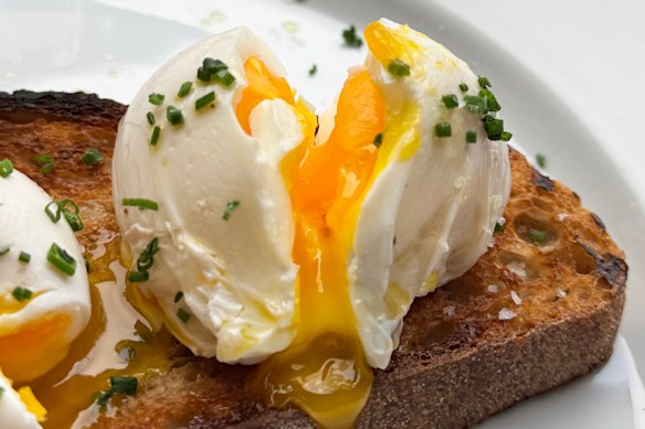 Make cafe-style poachies at home with these pro tips.