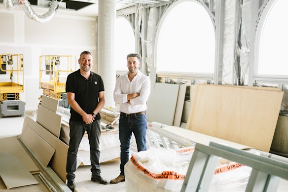 Os diretores do Grupo Ghanem, Adonis e Nehme Ghanem, dentro do Alfi, que será inaugurado no primeiro semestre de 2026.