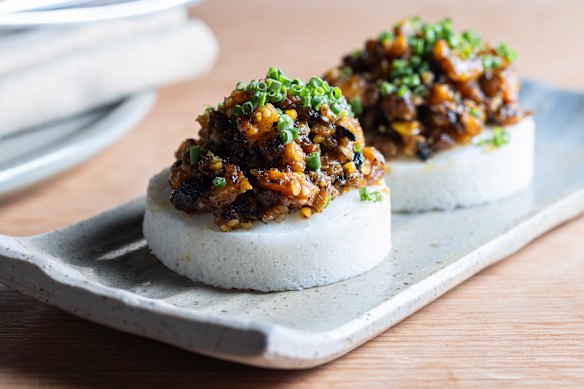 Idli (bolos de arroz cozido no vapor com chutney caseiro) no Saadi.