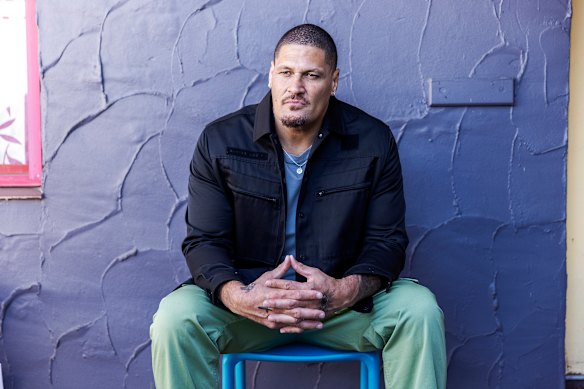 O ex-jogador do NRL Willie Mason quase roubou a cena de suas duas estrelas americanas no Sunny Nights.