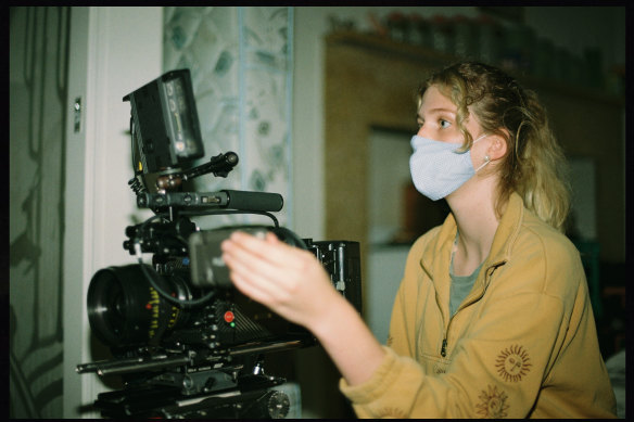 În trei ani de lucru în departamentele de filmare, Nyssa Mitchell spune că a fost singura femeie din echipa de filmare de mai multe ori. 
