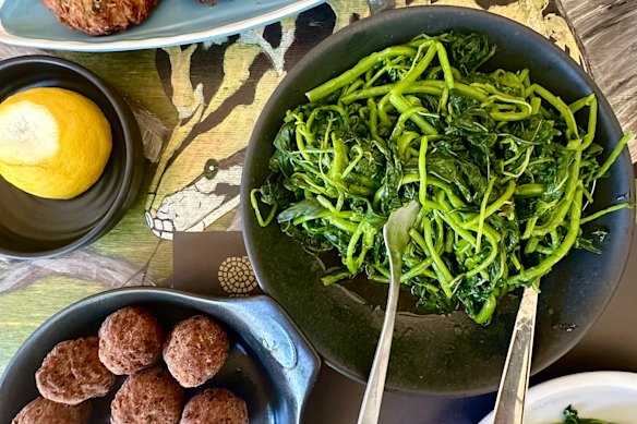 La achicoria, el diente de león y la verdolaga se utilizan habitualmente en los platos tradicionales griegos.