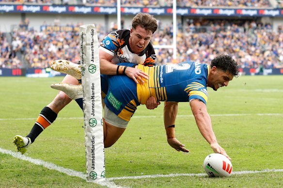 Before his injury, Bailey Simonsson scored a try against Wests Tigers on Monday.