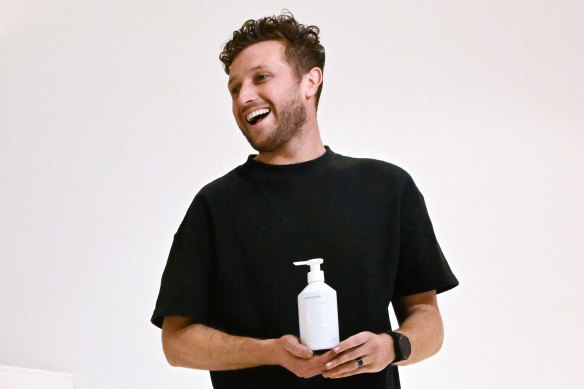Le co-fondateur de Thankyou, Daniel Flynn, tient le nouveau flacon pompe rechargeable blanc 