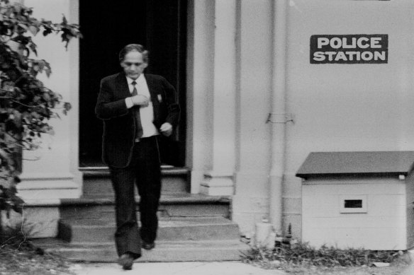 Abe Saffron leaves Rose Bay Police Station after his bail check on November 15, 1985.