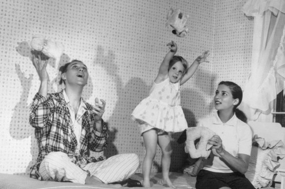 Ginsburg (right), her husband Martin and their daughter Jane in 1958. 