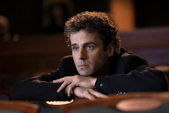 Luke Kirby plays Jack, head of a New York ballet company, in Etoile.
