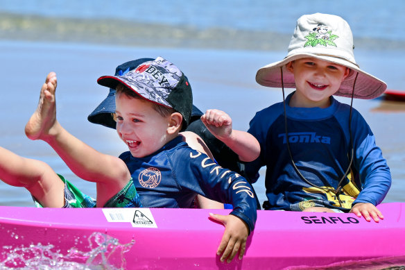Kids enjoy the return to summer weather at Frankston beach with more warm temperatures on the way.