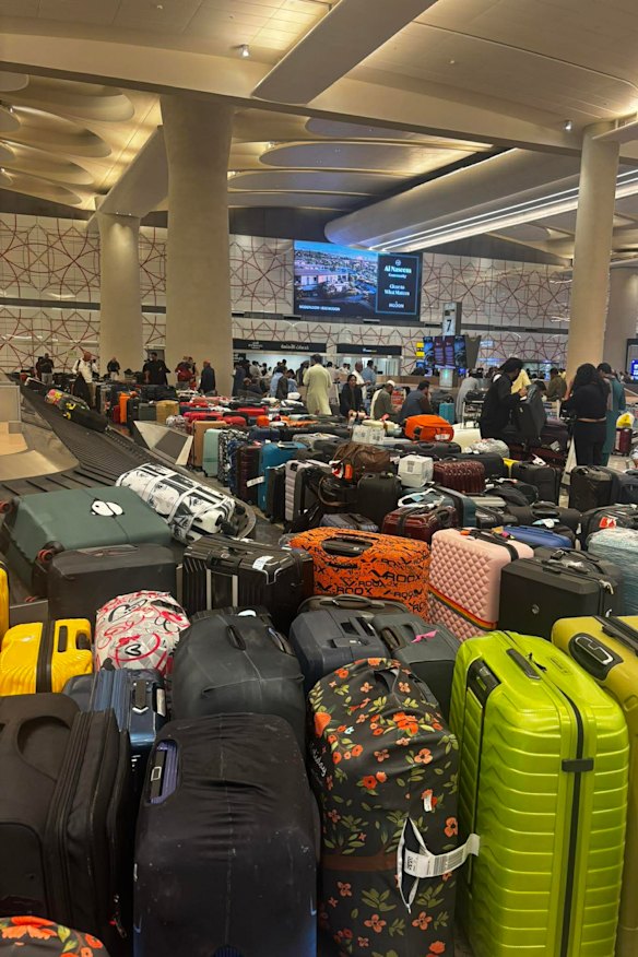 Le borse riempivano il pavimento del nastro trasportatore dei bagagli di Abu Dhabi, mentre i viaggiatori lavoravano disperatamente per trovare soluzioni alternative.