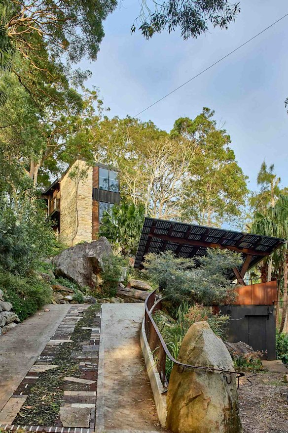 To reach the house and overcome the steep ascent, Brown created a carport half-way up the drive and added a cable car.