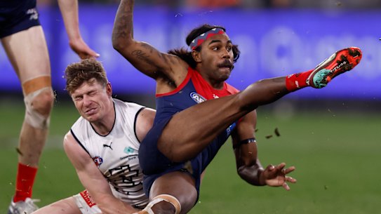 MELBOURNE, AUSTRALIA - AUGUST 13:  Kysaiah Pickett of  the Demons kicks a goal to win the game during the round 22 AFL match between the Melbourne Demons and the Carlton Blues at Melbourne Cricket Ground on August 13, 2022 in Melbourne, Australia. (Photo by Darrian Traynor/Getty Images)