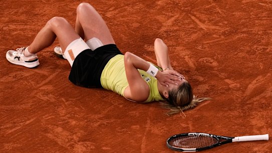 Maja Chwalinska de Polonia celebra el punto de partido ganador.