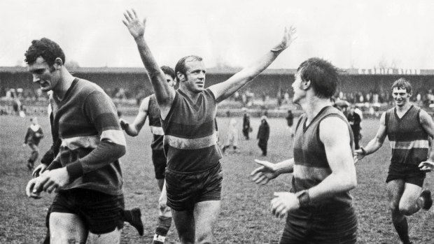 The end of an era. His 321st and last game. Ted Whitten waves farewell to the crowd as he leaves the field after his last match as a player.