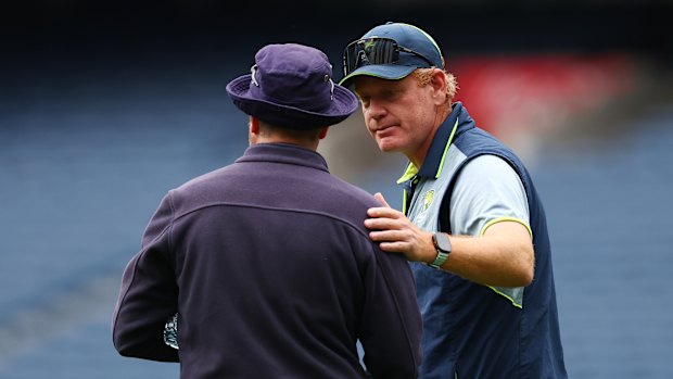 O curador do MCG, Matt Page, fala com o técnico da Austrália, Andrew McDonald, em 24 de dezembro. 