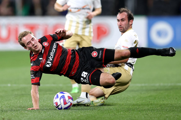 Calem Nieuwenhof, for the Wanderers, competes for the ball with Angus Thurgate, of the Jets.