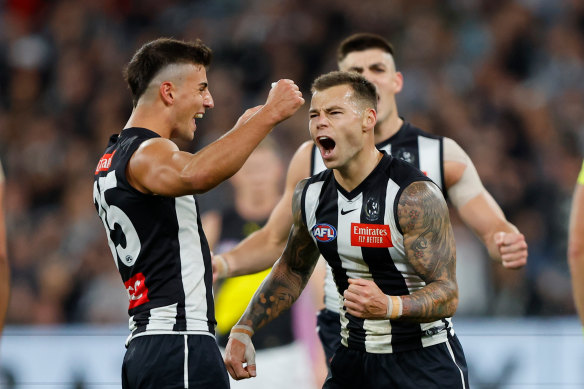 Jamie Elliott celebrates a goal with Magpies teammate Nick Daicos.