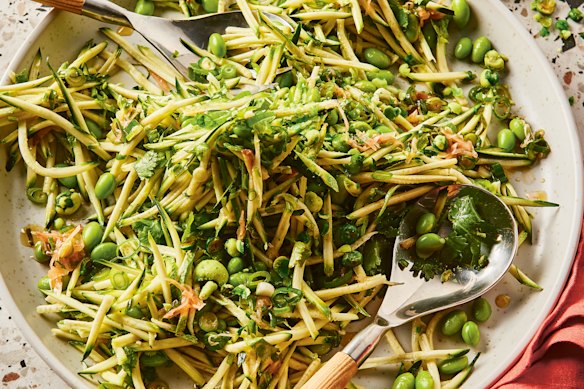 Salada de Abobrinha Raspada e Edamame de Alice Zaslavsky - Se você tiver a sorte de ter Alice em sua festa, ela trará seus próprios utensílios de servir e sua própria salada.