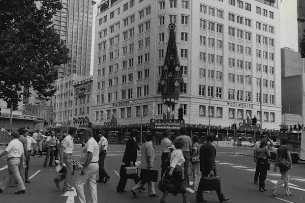 Town Hall Woolworths. Police divert shoppers after Bomb blast . December 24, 1980. (Photo by David James Bartho/Fairfax Media).
