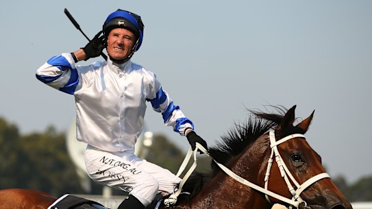 Glen Boss plays up to the crowd after winning the Golden Eagle on Kolding.