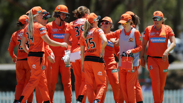 Nat Sciver of the Scorchers celebrates with her teammates after taking the wicket of Alyssa Healy of the Sixers.