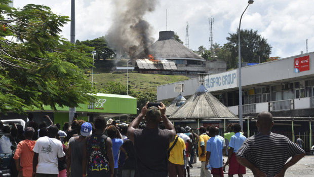 Fresh rioting broke out in Honiara as Prime Minister Manasseh Sogavare called for an end to the inter-island tensions that have plunged the Pacific nation into crisis. 