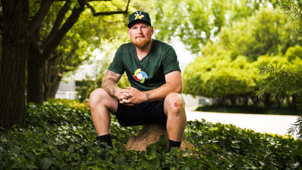 Star pitcher Steve Kent has signed a three-year deal with the Canberra Cavalry.