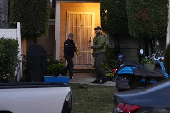 Agentes do FBI em um endereço em Torrance, Califórnia, ligados a Allen.