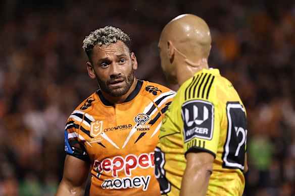 Api Koroisau habla con el árbitro Ash Klein el jueves por la noche.