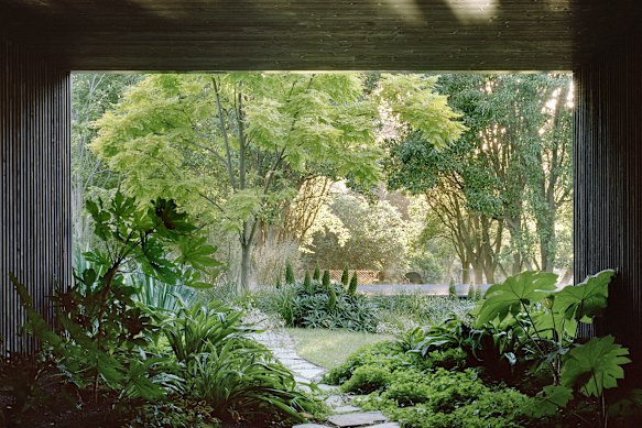 Its dramatic undercroft and lush garden appear recessive in a landscaped garden that’s been designed by Eckersley Garden Architecture.