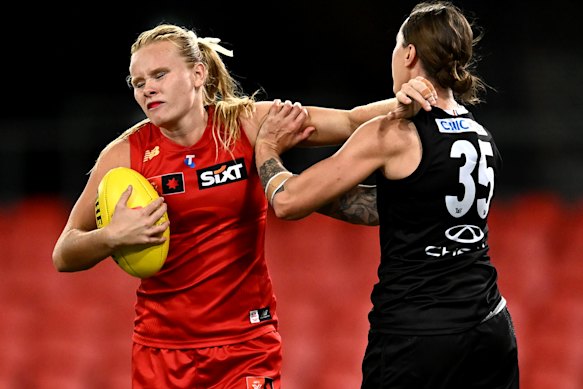 Alannah Welsh of the Suns clashes with Bianca Jakobsson of the Saints.