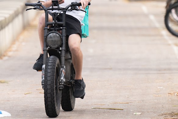 Vinte por cento dos descontos de mobilidade elétrica de Queensland foram gastos em dispositivos ilegais.